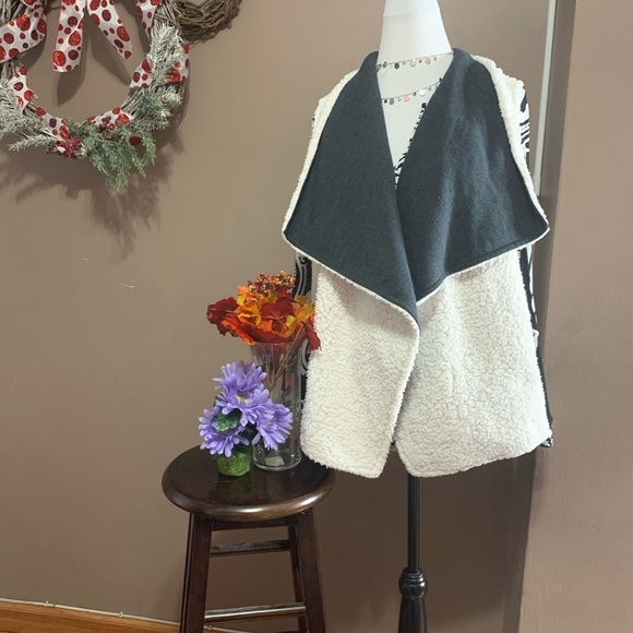 Massimo Reversible Fuzzy Vest size large. - Picture 1 of 4